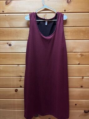 Women's Burgundy Chevron Midi Dress - Sleeveless